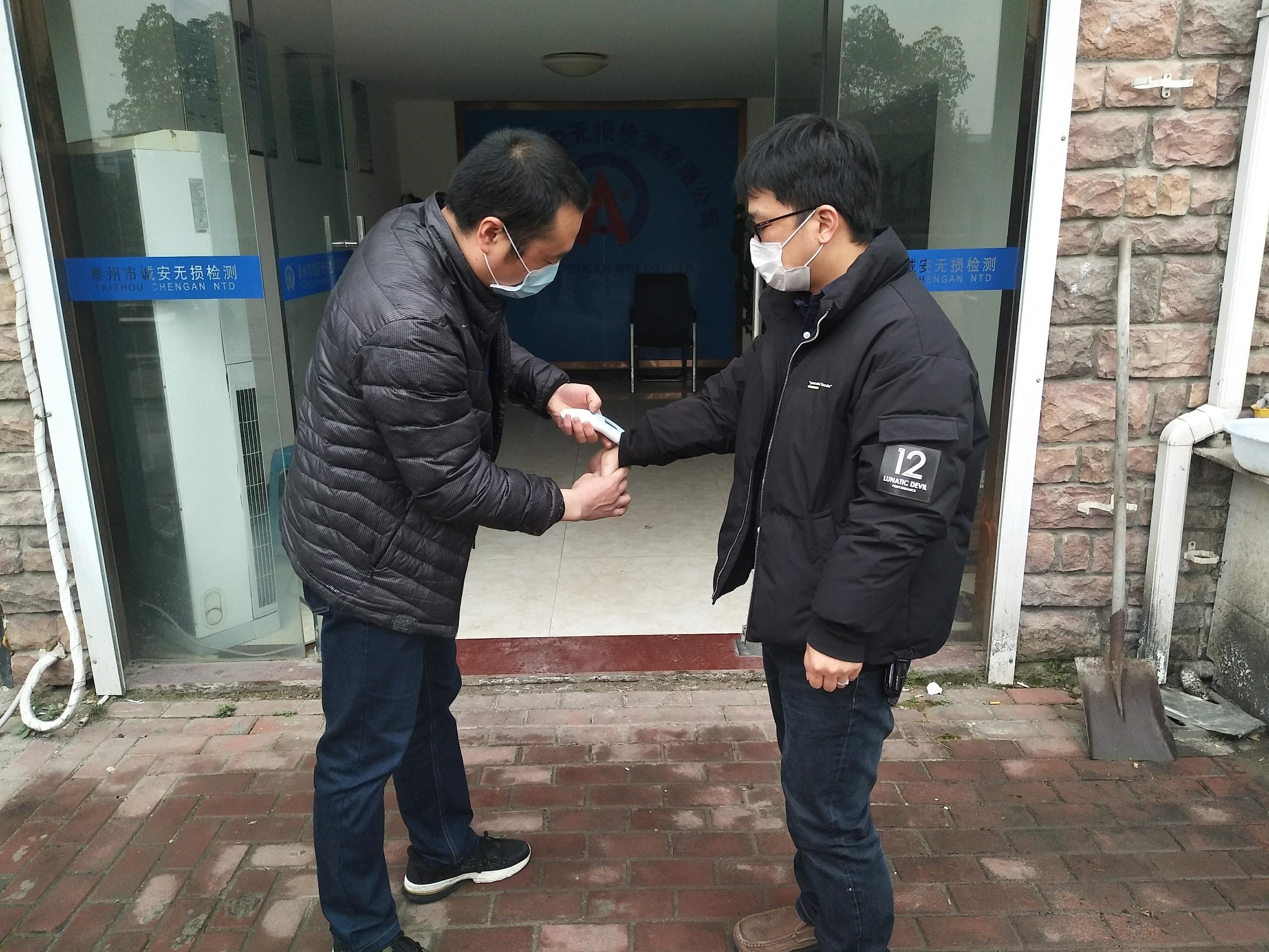 测体温,陆振华.jpg 测体温,陆振华.jpg